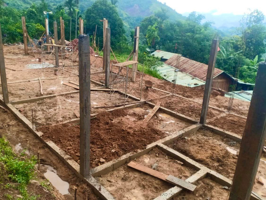 Điểm trường thôn 5 Takchai đang trong quá trình xây dựng gần bên cạnh các phòng học cũ đã xuống cấp. Ảnh: Vỹ Trần Điểm trường thôn 5 Takchai đang trong quá trình xây dựng gần bên cạnh các phòng học cũ đã xuống cấp. Ảnh: Vỹ Trần