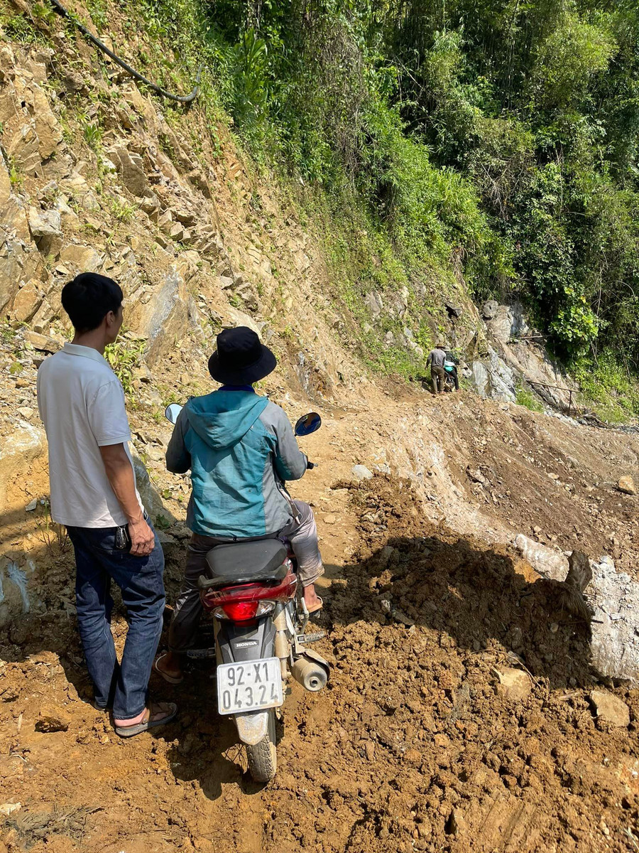 Khảo sát đoạn đường vào điểm trường Lấp Loa để lên phương án vận chuyển vật liệu xây dựng. Ảnh: NTCC Khảo sát đoạn đường vào điểm trường Lấp Loa để lên phương án vận chuyển vật liệu xây dựng. Ảnh: NTCC