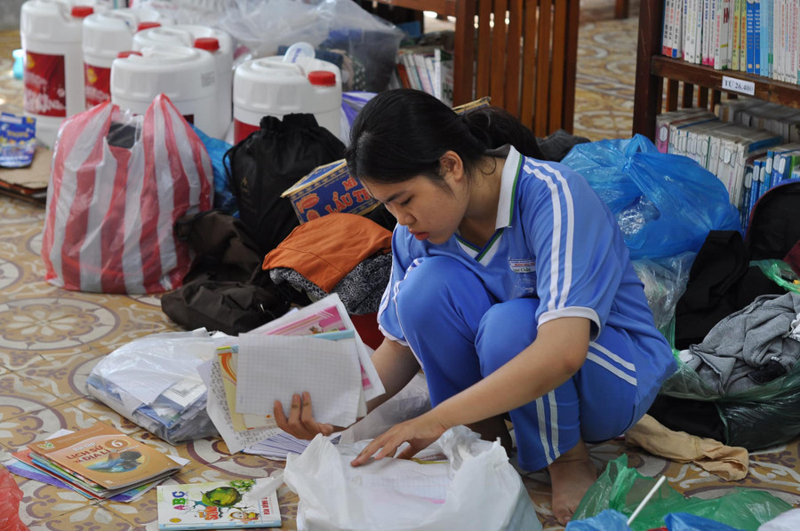 Tình nguyện viên của Đội tình nguyện Hoa phượng đỏ phân loại sách, vở, giấy vụn… sau các đợt tiếp nhận.