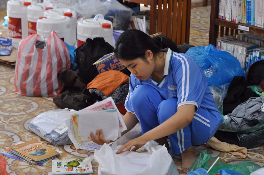 Tình nguyện viên của Đội tình nguyện Hoa phượng đỏ phân loại sách, vở, giấy vụn… sau các đợt tiếp nhận.