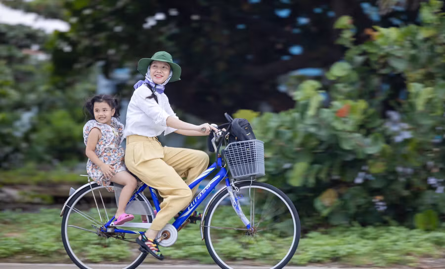 Triệu Vy cùng nữ nhà báo Phương Thảo dạo chơi trên đường băng sân bay Trường Sa.