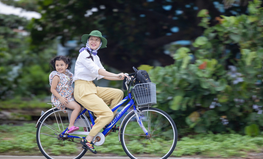 Triệu Vy cùng nữ nhà báo Phương Thảo dạo chơi trên đường băng sân bay Trường Sa.