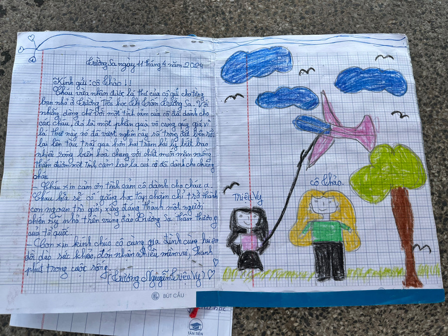 Lá thư gửi về từ Trường Sa của Triệu Vy, Trường Tiểu học thị trấn Trường Sa.