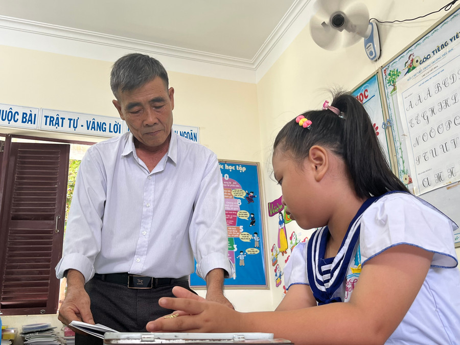 Thầy Lê Xuân Hạnh cùng cô trò nhỏ Triệu Vy.