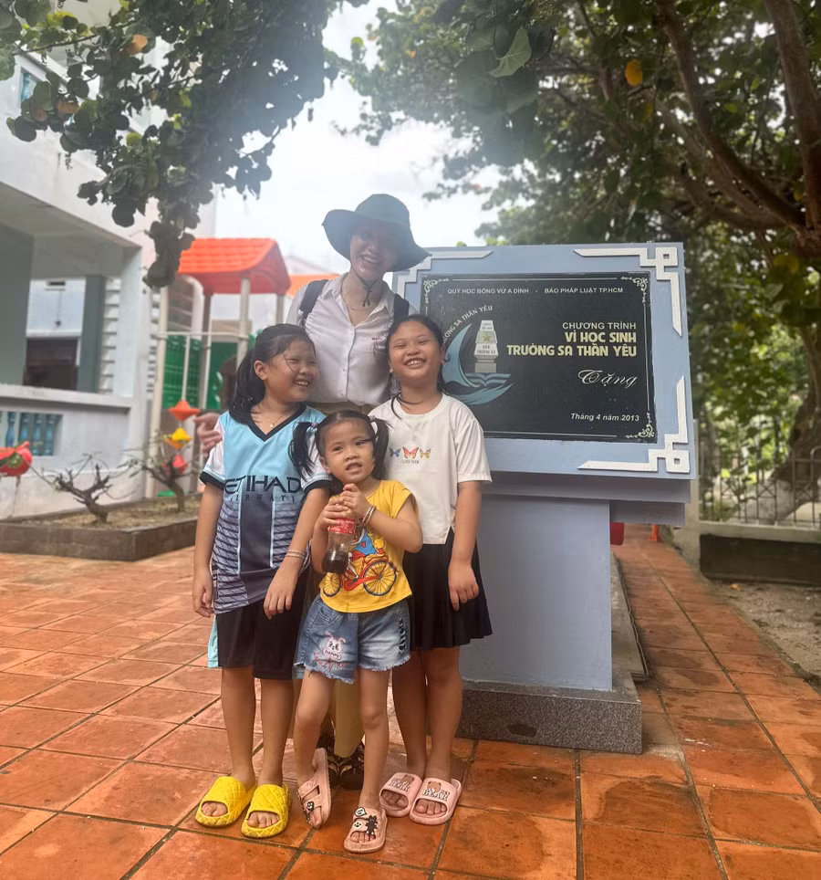 Nhà báo Phương Thảo chụp ảnh cùng học sinh Trường Tiểu học thị trấn Trường Sa. Nhà báo Phương Thảo chụp ảnh cùng học sinh Trường Tiểu học thị trấn Trường Sa.