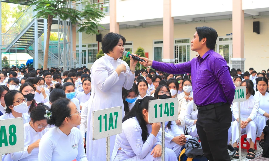 ThS Võ Minh Thành trong một buổi tư vấn cho học sinh THPT tại TPHCM. Ảnh: M.A