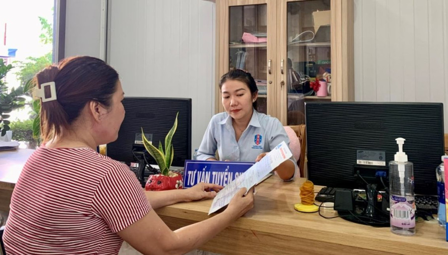 Phụ huynh đến tìm hiểu và nộp hồ sơ nhập học tại Trường THPT Trần Nhân Tông. Ảnh: T.M Phụ huynh đến tìm hiểu và nộp hồ sơ nhập học tại Trường THPT Trần Nhân Tông. Ảnh: T.M