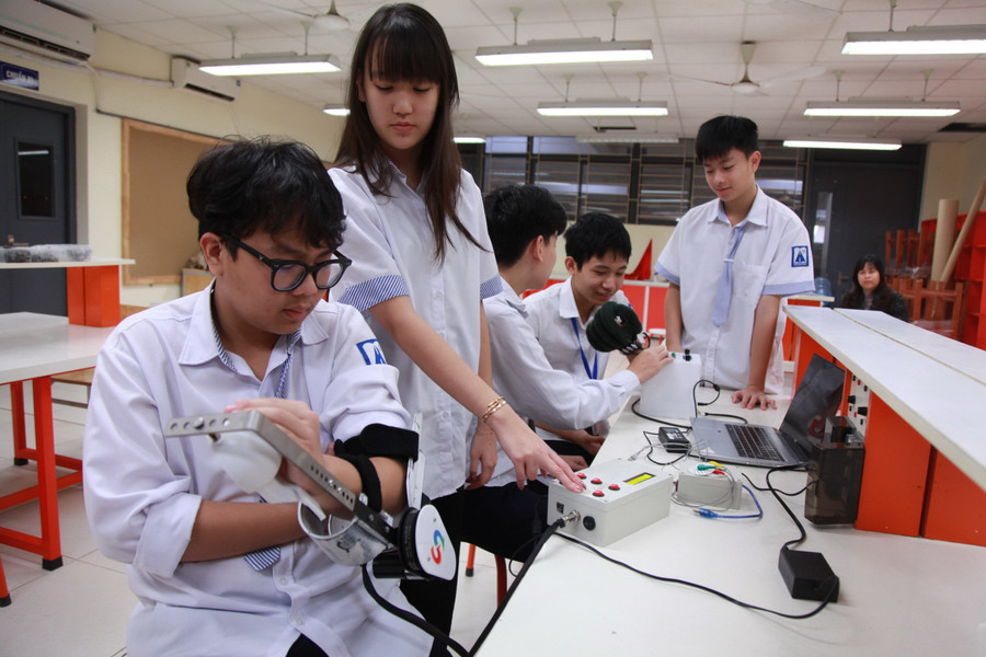 Nhóm học sinh Trường THPT chuyên Hà Nội - Amsterdam trong thời gian thực hiện dự án “Thiết bị thông minh hỗ trợ phục hồi chức năng cho người hạn chế vận động sau tai biến”. Ảnh: Lan Anh Nhóm học sinh Trường THPT chuyên Hà Nội - Amsterdam trong thời gian thực hiện dự án “Thiết bị thông minh hỗ trợ phục hồi chức năng cho người hạn chế vận động sau tai biến”. Ảnh: Lan Anh