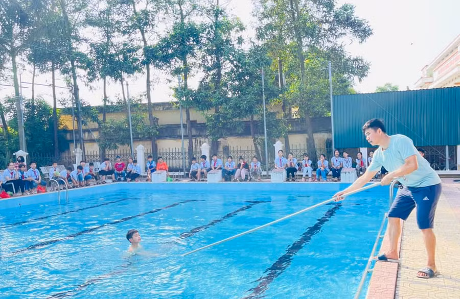 Trường Tiểu học Thống Nhất tổ chức dạy bơi cho học sinh dịp hè. Ảnh: Vân Anh