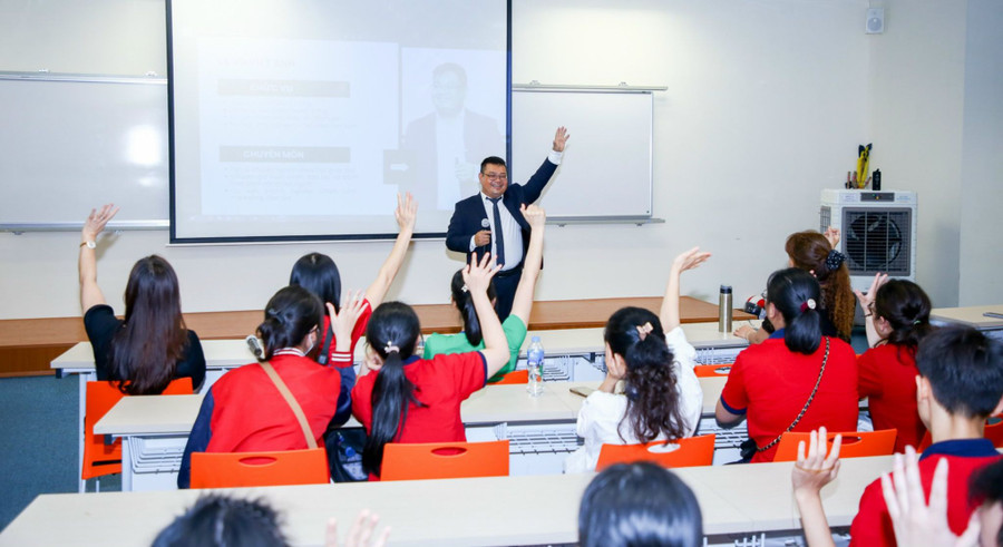 TS Vũ Việt Anh - chuyên gia tâm lý giáo dục, Tổng Giám đốc Học viện Thành Công chia sẻ cùng phụ huynh về cách chọn trại hè. Ảnh: NVCC TS Vũ Việt Anh - chuyên gia tâm lý giáo dục, Tổng Giám đốc Học viện Thành Công chia sẻ cùng phụ huynh về cách chọn trại hè. Ảnh: NVCC