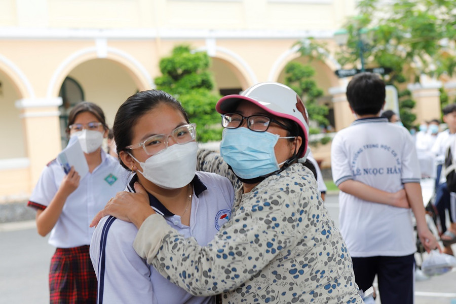 Học sinh chia sẻ niềm vui với phụ huynh sau giờ làm bài thi.