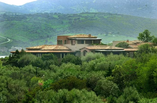  Căn biệt thự rộng 168 mẫu Anh (tương đương gần 68 hecta) được đặt tên là Villa Certosa. 