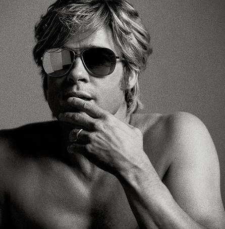 Brad Pitt cởi trần khoe body chuẩn tuổi 52