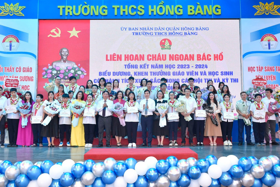 Nhân dịp tổng kết năm học, nhiều thầy cô và học sinh được biểu dương khen thưởng. Nhân dịp tổng kết năm học, nhiều thầy cô và học sinh được biểu dương khen thưởng.