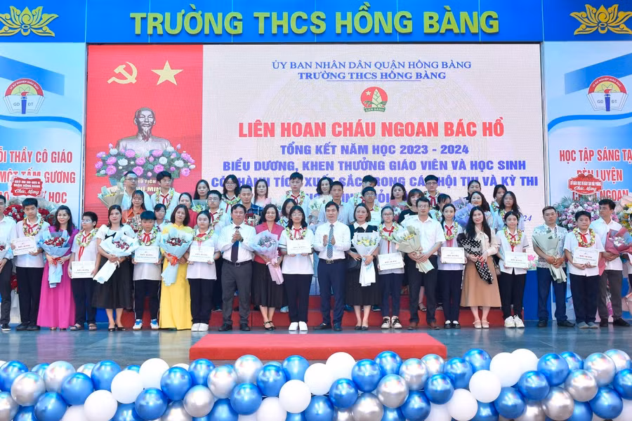 Nhân dịp tổng kết năm học, nhiều thầy cô và học sinh được biểu dương khen thưởng.