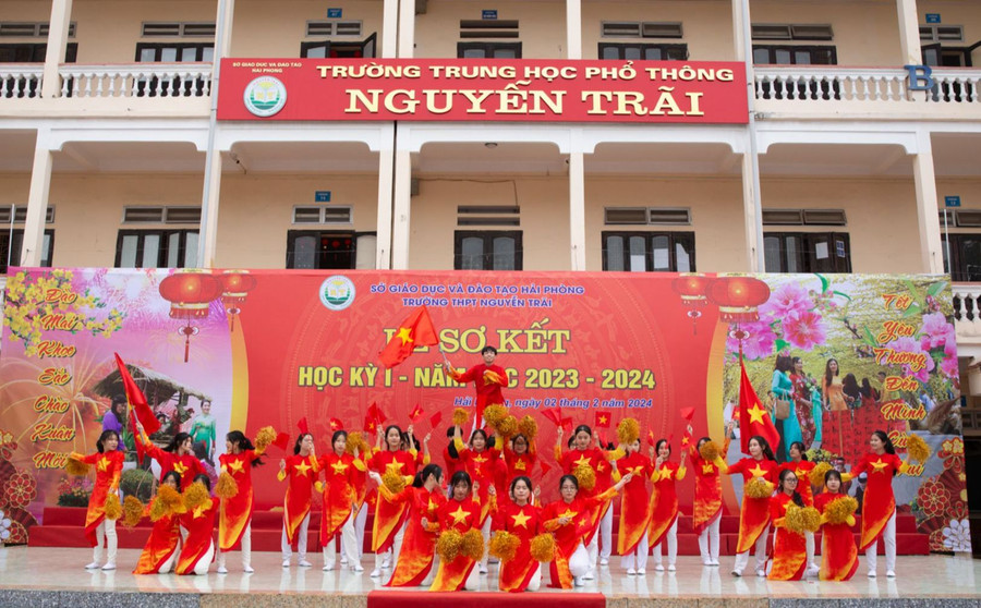 Chương trình văn nghệ đặc sắc do học sinh nhà trường biểu diễn.