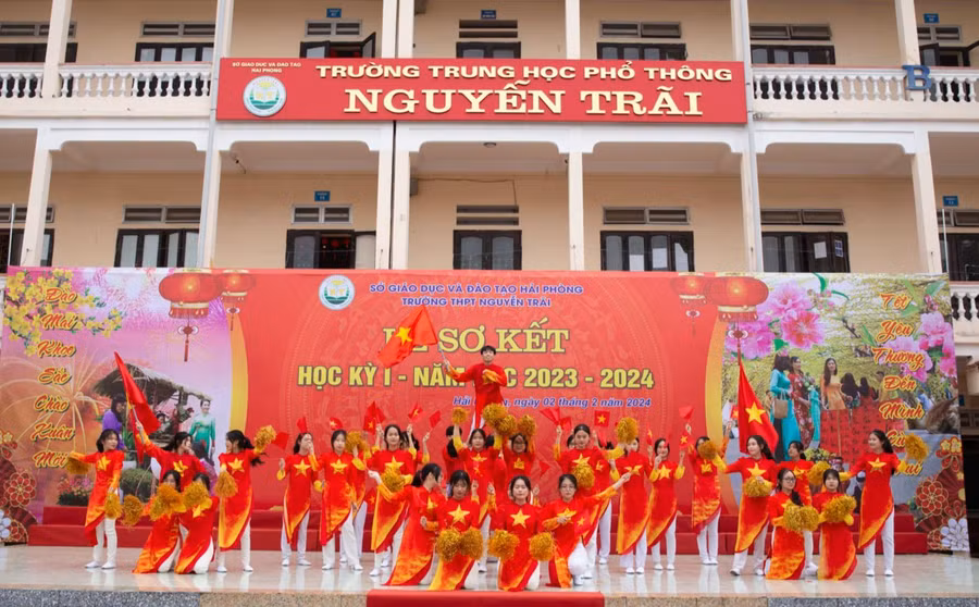 Chương trình văn nghệ đặc sắc do học sinh nhà trường biểu diễn.