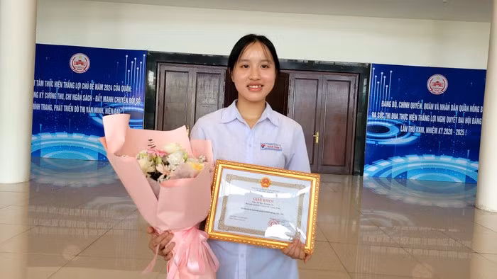 Em Tô Ngọc Khánh Chi, học sinh quận Hồng Bàng, TP Hải Phòng xuất sắc đạt 49/50 điểm trong kì thi vào lớp 10.