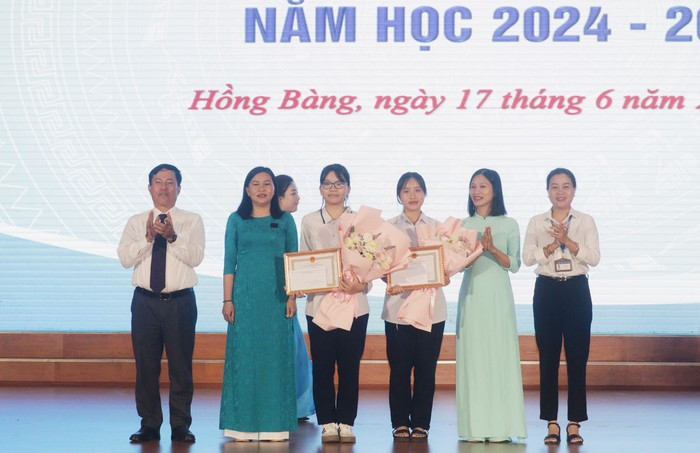 Quận Hồng Bàng biểu dương 2 nữ sinh có điểm cao nhất, nhì trong kì thi vào lớp 10. Quận Hồng Bàng biểu dương 2 nữ sinh có điểm cao nhất, nhì trong kì thi vào lớp 10.