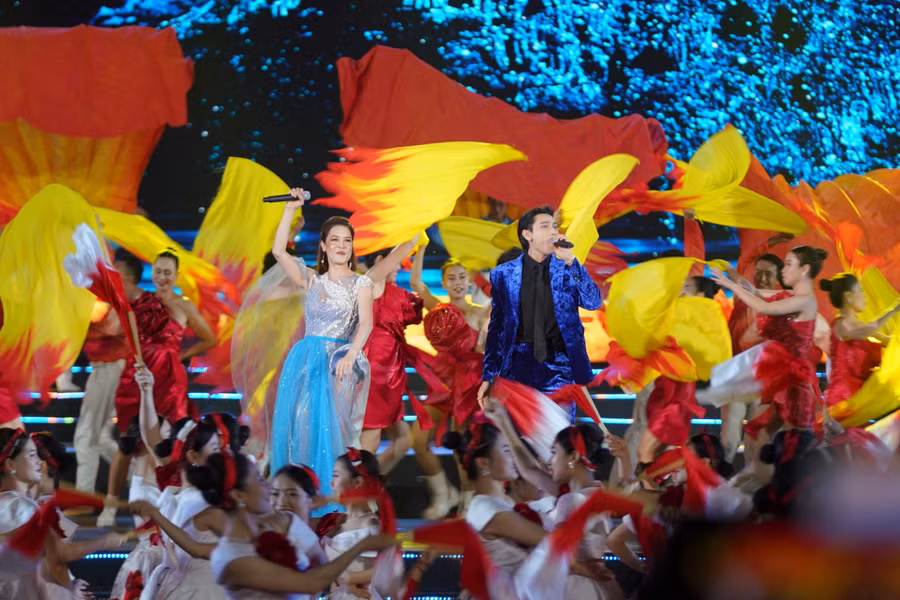 Đêm hội lung linh sắc màu với những màn biểu diễn ấn tượng.