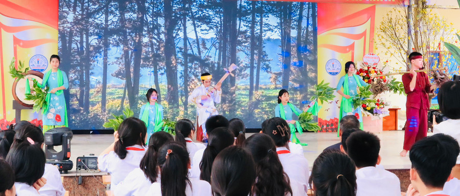 Hình thức sân khấu hoá sinh động, hấp dẫn. Hình thức sân khấu hoá sinh động, hấp dẫn.