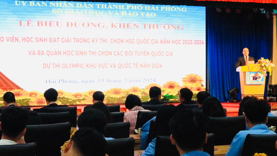 Lễ biểu dương, khen thưởng được tổ chức tại Trường THPT chuyên Trần Phú. Lễ biểu dương, khen thưởng được tổ chức tại Trường THPT chuyên Trần Phú.