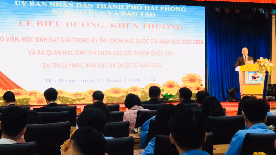 Lễ biểu dương, khen thưởng được tổ chức tại Trường THPT chuyên Trần Phú.