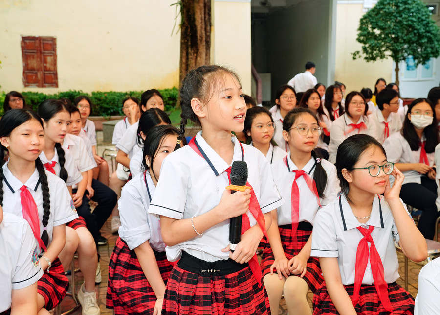 Học sinh thể hiện hiểu biết khi trả lời câu hỏi về chiến thắng Điện Biên Phủ. Học sinh thể hiện hiểu biết khi trả lời câu hỏi về chiến thắng Điện Biên Phủ.