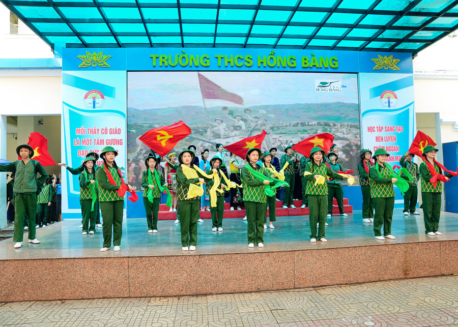 Các em học sinh tái hiện mốc son chói lọi trong lịch sử dân tộc. Các em học sinh tái hiện mốc son chói lọi trong lịch sử dân tộc.