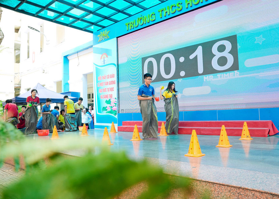 Trò chơi nhảy bao bố làm không khí chuyên đề thêm hấp dẫn, sôi nổi. Trò chơi nhảy bao bố làm không khí chuyên đề thêm hấp dẫn, sôi nổi.