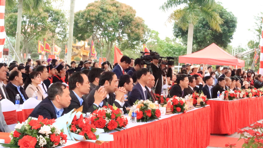 Đông đảo cán bộ, lãnh đạo, giáo viên và học sinh huyện Vĩnh Bảo tham dự sự kiện.