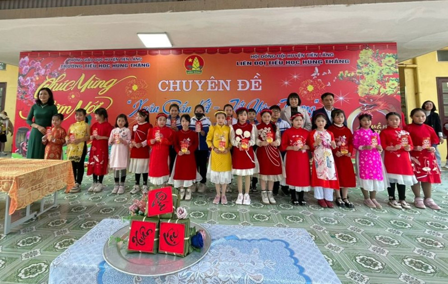 Cô trò Trường Tiểu học Hùng Thắng tham gia chuyên đề. Cô trò Trường Tiểu học Hùng Thắng tham gia chuyên đề.