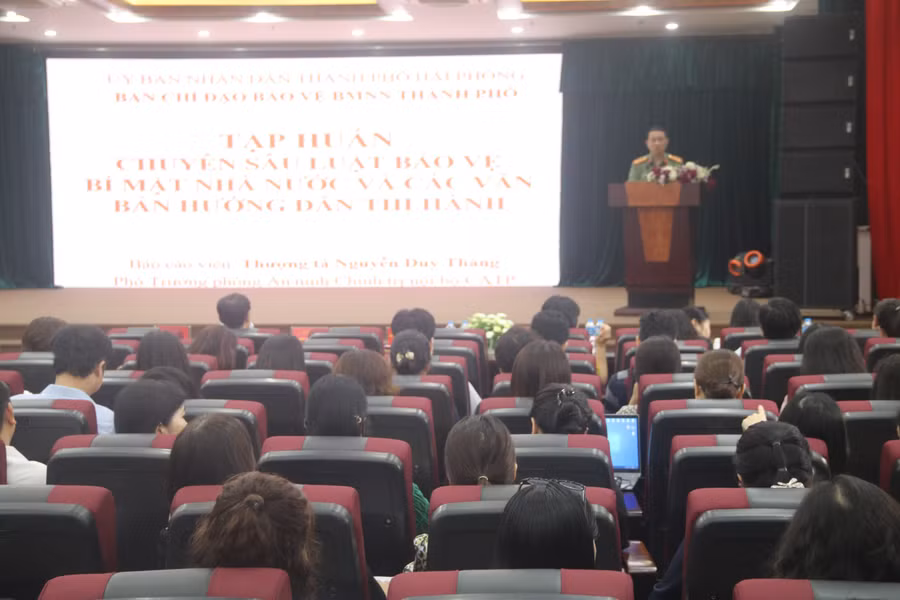 Báo cáo viên trình bày nội dung tại Hội nghị.