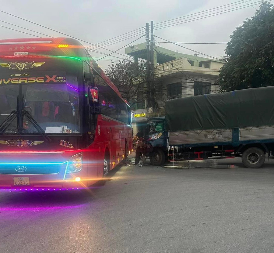 2 học sinh bị thương nhẹ được thầy cô và gia đình cho đến Bệnh viện kiểm tra sức khoẻ. 2 học sinh bị thương nhẹ được thầy cô và gia đình cho đến Bệnh viện kiểm tra sức khoẻ.