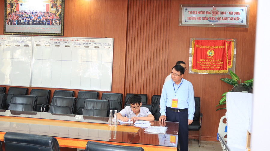 Thí sinh đặc biệt tại điểm thi Trường THPT Thái Phiên đang làm bài tại phòng thi riêng. Thí sinh đặc biệt tại điểm thi Trường THPT Thái Phiên đang làm bài tại phòng thi riêng.