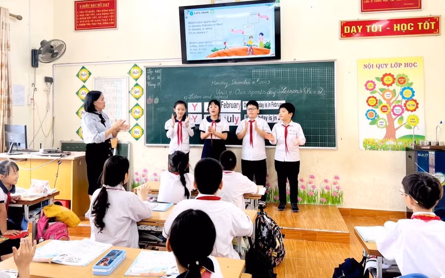 Cô Vũ Thị Phương Mai, giáo viên Trường Tiểu học Trần Thành Ngọ, quận Kiến An trong giờ dạy.