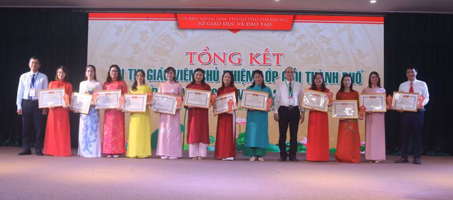 Lãnh đạo Sở GD&ĐT ghi nhận những nỗ lực của các thầy cô khi tham gia Hội thi.