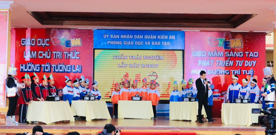 Học sinh tham gia trải nghiệm lắp ráp robot. Học sinh tham gia trải nghiệm lắp ráp robot.