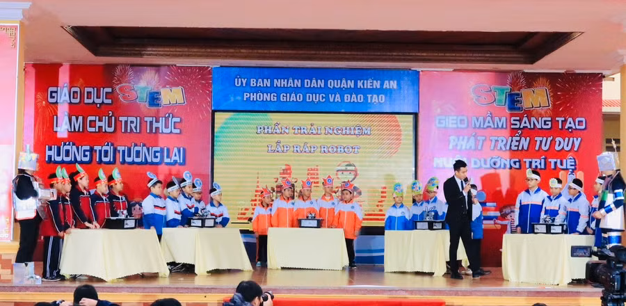 Học sinh tham gia trải nghiệm lắp ráp robot.