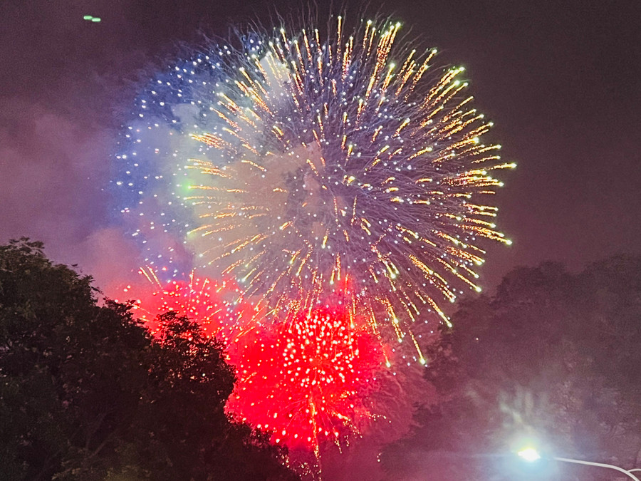 Những màn pháo hoa rực rỡ đón Xuân sang.