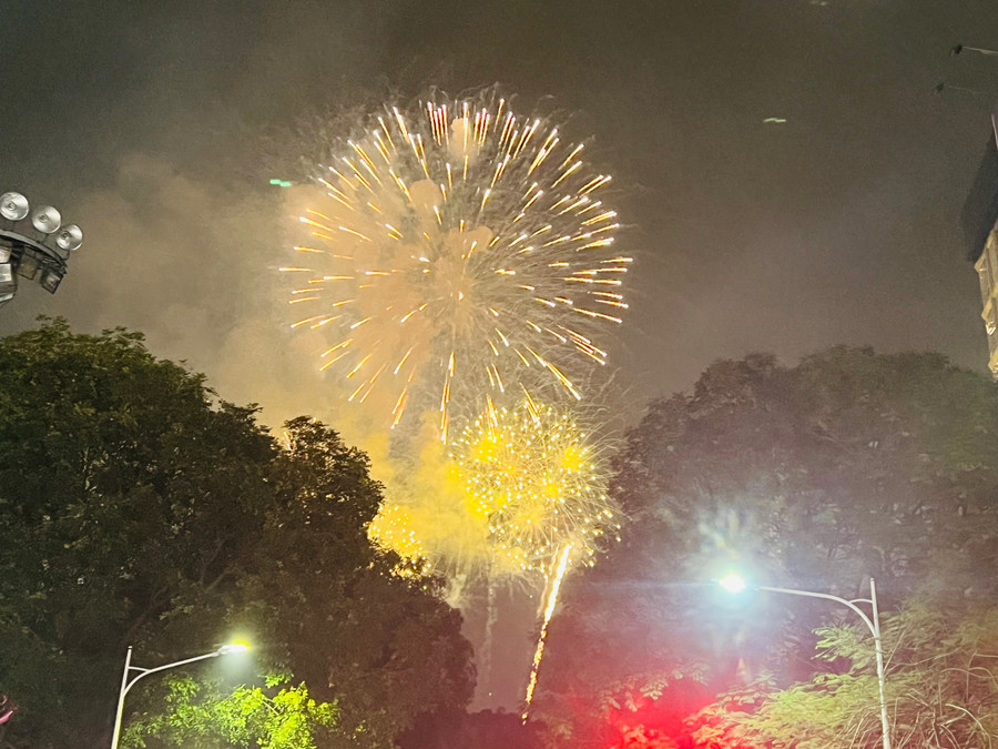 Những màn pháo hoa rực rỡ đón Xuân sang.