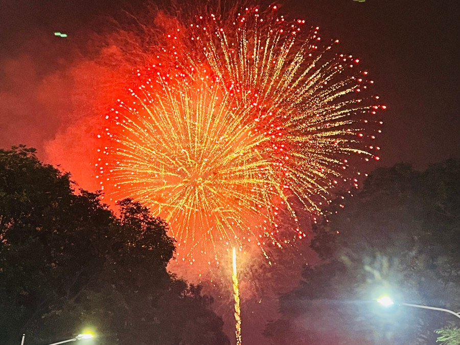 Những màn pháo hoa rực rỡ đón Xuân sang.