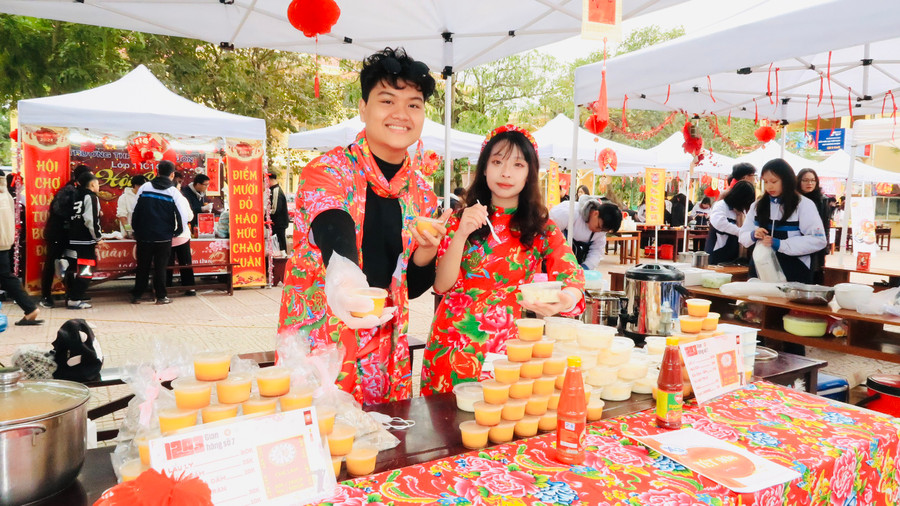 Các gian hàng tại Hội chợ trong sân trường. Các gian hàng tại Hội chợ trong sân trường.