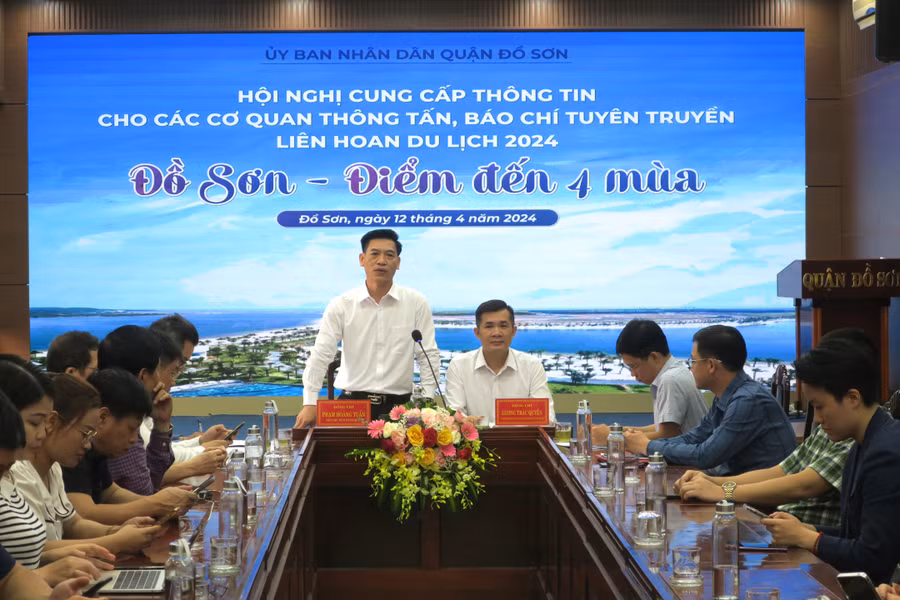 Lãnh đạo quận Đồ Sơn cung cấp thông tin cho báo chí sáng 12/4.