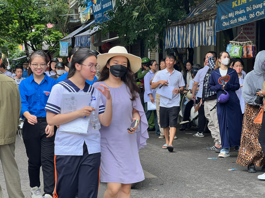 Thí sinh bước ra trường thi với tâm lý thoải mái. Thí sinh bước ra trường thi với tâm lý thoải mái.