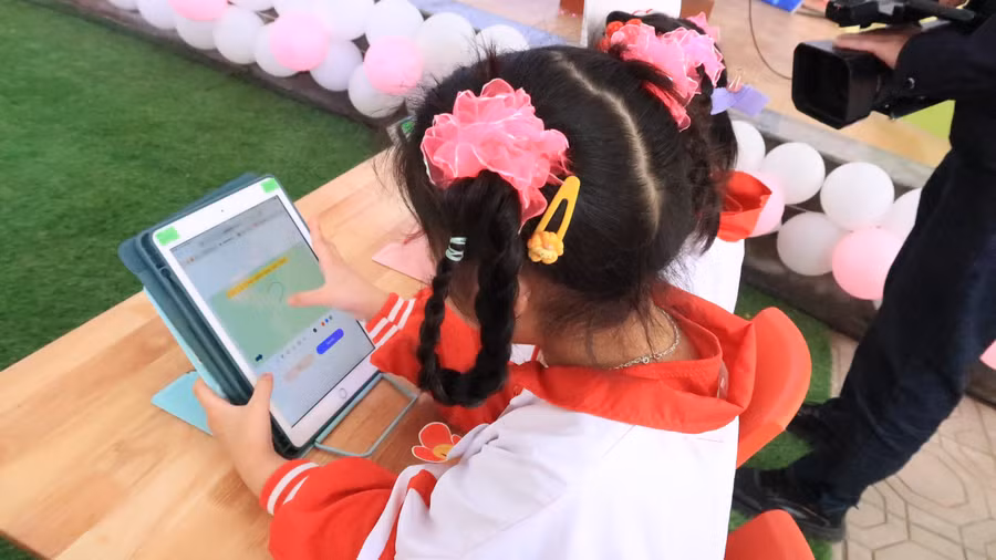 Trẻ tương tác với phần mềm ứng dụng.