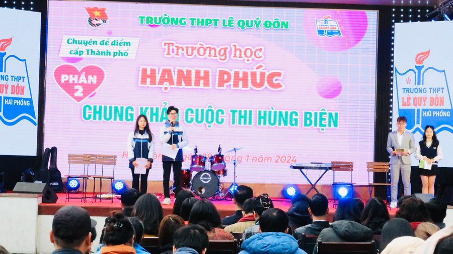 Học sinh hùng biện về Trường học hạnh phúc. Học sinh hùng biện về Trường học hạnh phúc.
