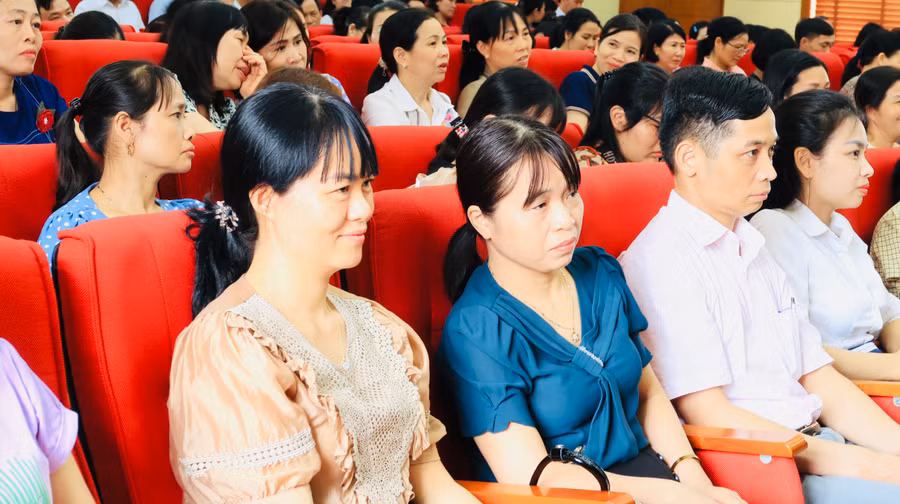 Thầy cô giáo chuyên môn trong các trường học tại huyện Vĩnh Bảo được lắng nghe, chia sẻ kinh nghiệm giảng dạy môn Toán từ các chuyên gia Hội Toán học thành phố Hà Nội.