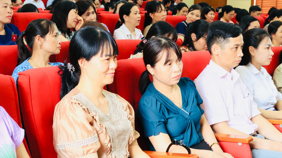 Thầy cô giáo chuyên môn trong các trường học tại huyện Vĩnh Bảo được lắng nghe, chia sẻ kinh nghiệm giảng dạy môn Toán từ các chuyên gia Hội Toán học thành phố Hà Nội. Thầy cô giáo chuyên môn trong các trường học tại huyện Vĩnh Bảo được lắng nghe, chia sẻ kinh nghiệm giảng dạy môn Toán từ các chuyên gia Hội Toán học thành phố Hà Nội.