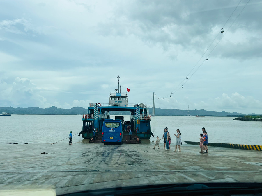 Vận chuyển bài thi ra Điểm thi Trường THPT Cát Bà phải qua phà Đồng Bài. Vận chuyển bài thi ra Điểm thi Trường THPT Cát Bà phải qua phà Đồng Bài.